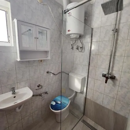 Apartment's Franciska Vir