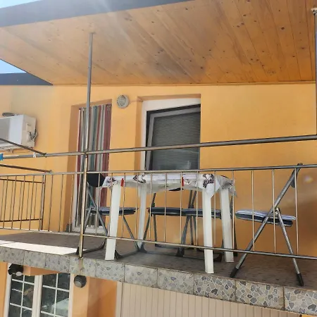 Apartment's Franciska Vir