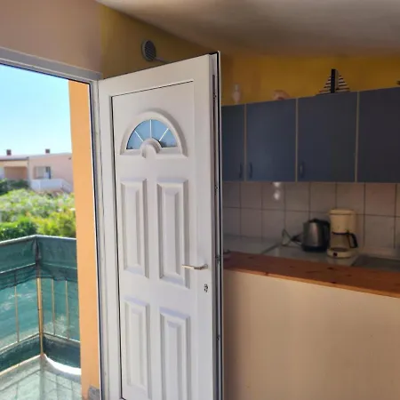 Apartment's Franciska Vir